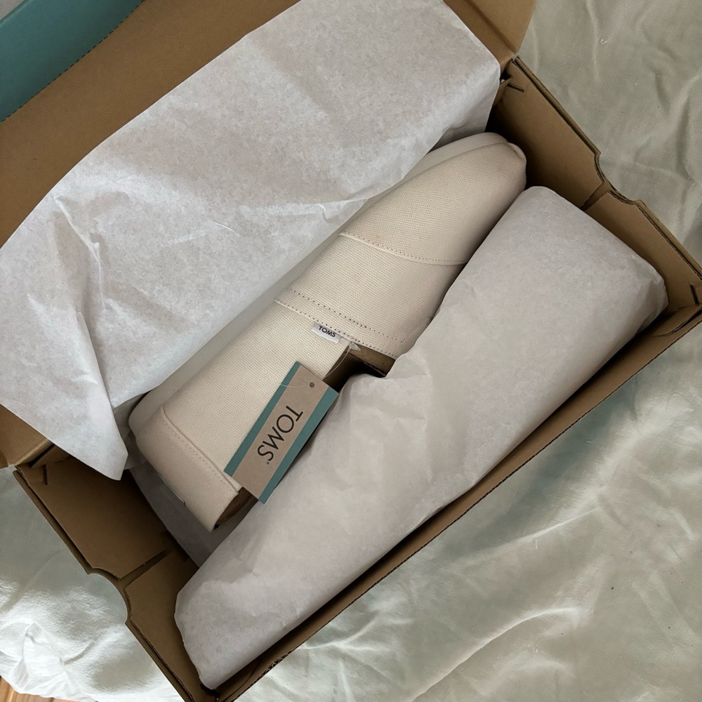 NWT men’s white slip-on Toms, size 11